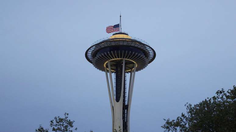 A bandeira dos EUA no topo da Space Needle foi hasteada a meio mastro ap&oacute;s o tiroteio.