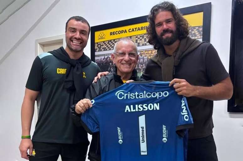 Alisson Becker recebe camisa do Crici&uacute;ma de presente ap&oacute;s jogo no Heriberto H&uuml;lse &mdash;Celso da Luz/CEC