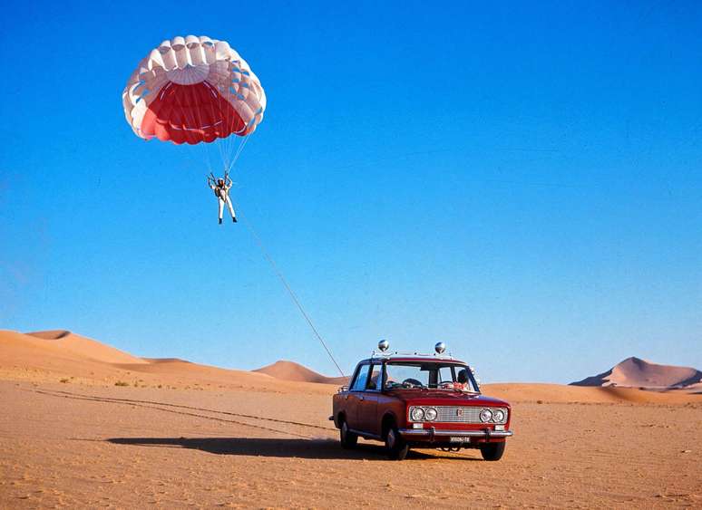 Giorgio Amoretti cruzou o deserto do Saara em um paraquedas rebocado por um carro