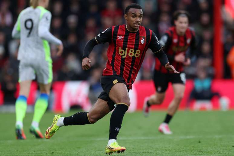 Junior Kroupi em a&ccedil;&atilde;o com a camisa do Bournemouth na Premier League &ndash;