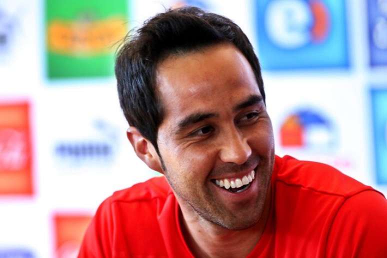 Antes de jogar pelo Barcelona e Manchester City, Claudio Bravo brilhou pelo Chile na Copa do Mundo de 2014, aos 31 anos.