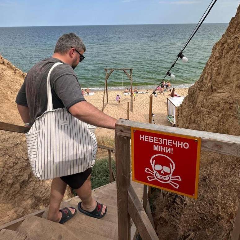 Na praia, h&aacute; avisos sobre a presen&ccedil;a de minas explosivas