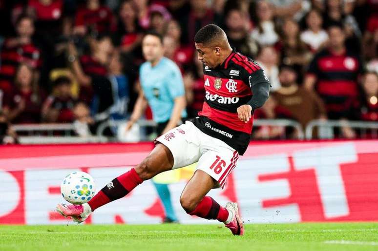 Samuel Lino estufou a rede, mas nova tecnologia assinalou impedimento no lance &ndash;