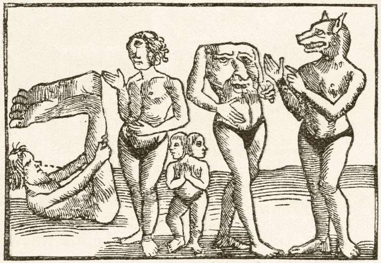 Gravura do s&eacute;culo 16 retrata os chamados povos monstruosos descritos em relatos medievais, incluindo os cinoc&eacute;falos &mdash; seres com cabe&ccedil;a de c&atilde;o &mdash;, al&eacute;m de figuras com duas cabe&ccedil;as, sem cabe&ccedil;a e com um &uacute;nico olho