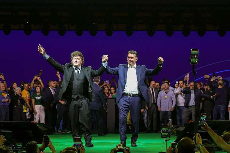 Javier Milei e Fl&aacute;vio Bolsonaro em S&atilde;o Paulo