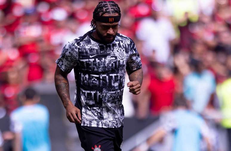 Corinthians pede bateria de exames para renovar com Depay &ndash;