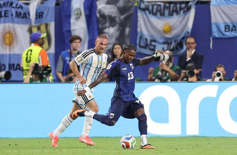 Sidny Cabral engatilha para anotar um gola&ccedil;o contra a Argentina &ndash;