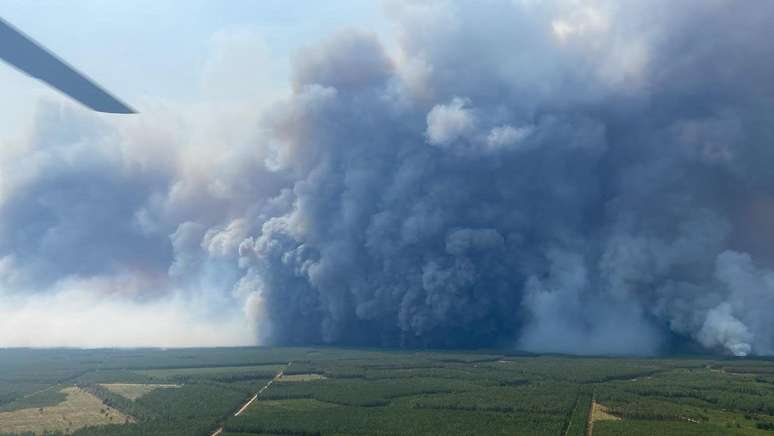 Uma foto divulgada pelo Servi&ccedil;o Departamental de Bombeiros e Resgate mostra um pirocumulonimbo &mdash; uma nuvem gigante criada por um grande inc&ecirc;ndio &mdash; vista a partir de um helic&oacute;ptero dos bombeiros sobre o vilarejo de Saumos, na Fran&ccedil;a, em 25 de julho de 2026
