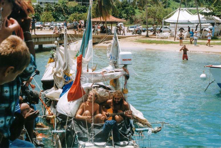 Ao chegar &agrave; Martinica, os aventureiros foram recebidos pela imprensa e por uma multid&atilde;o de curiosos