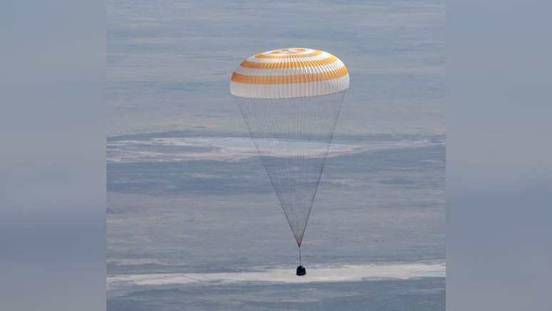 A espa&ccedil;onave Soyuz MS-28 &eacute; vista pousando em uma &aacute;rea remota perto da cidade de Zhezkazgan, no Cazaquist&atilde;o