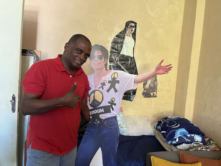 Carlos Alberto agora mant&eacute;m o totem de Michael Jackson em casa