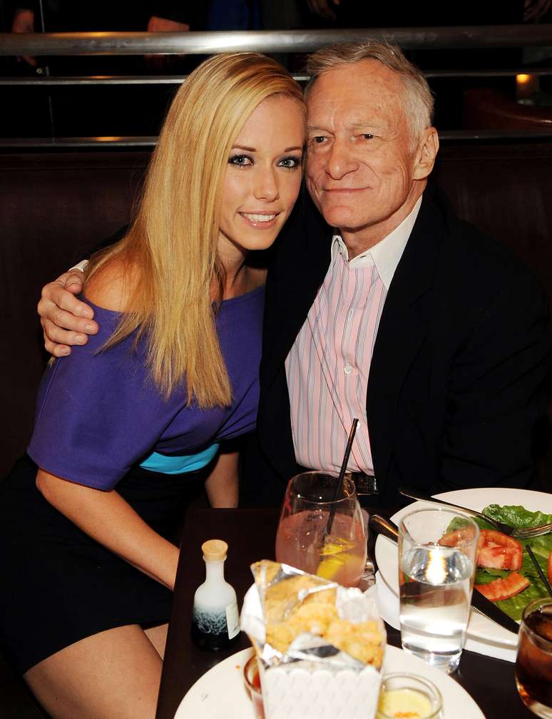 Kendra Wilkinson e Hugh Hefner comparecem ao jantar de comemora&ccedil;&atilde;o do 83&ordm; anivers&aacute;rio de Hugh Hefner no Nine Steakhouse, no Palms Resort & Casino, em 4 de abril de 2009, em Las Vegas, Nevada.