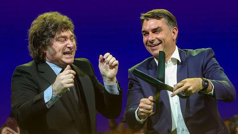 Fl&aacute;vio Bolsonaro contou com a presente do presidente argentino Javier Milei no lan&ccedil;amento de sua candidatura