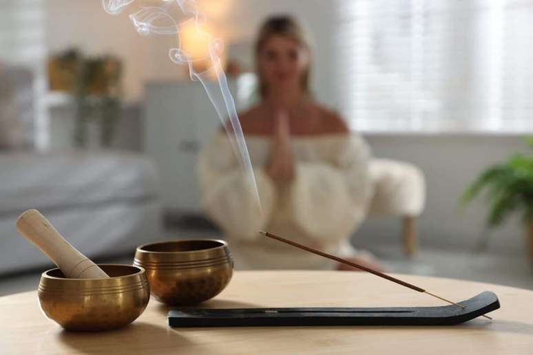 Al&eacute;m de retirar da casa objetos ligados ao ex, acenda um incenso para renovar as energias 