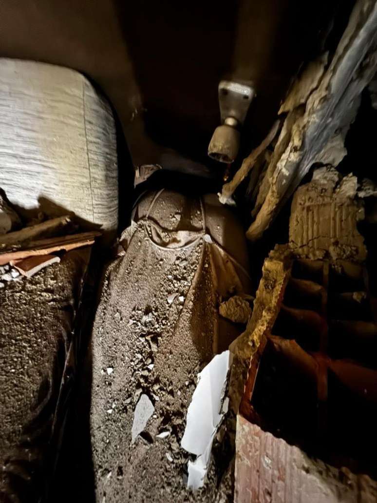 Mulher (de costas) resgatada por Daniela Villarroel e pela equipe de bombeiros da UCV em La Guaira