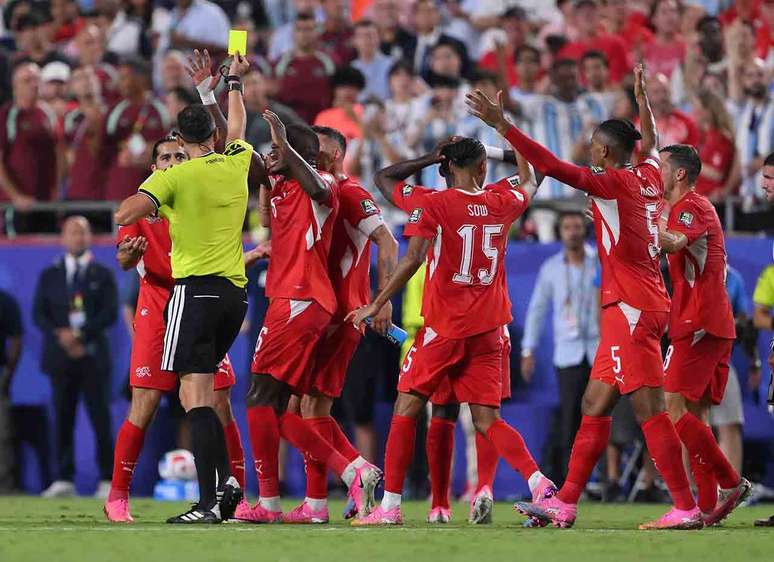 Embolo, da Su&iacute;&ccedil;a, recebeu segundo amarelo e foi expulso diante da Argentina ap&oacute;s an&aacute;lise do VAR &ndash;