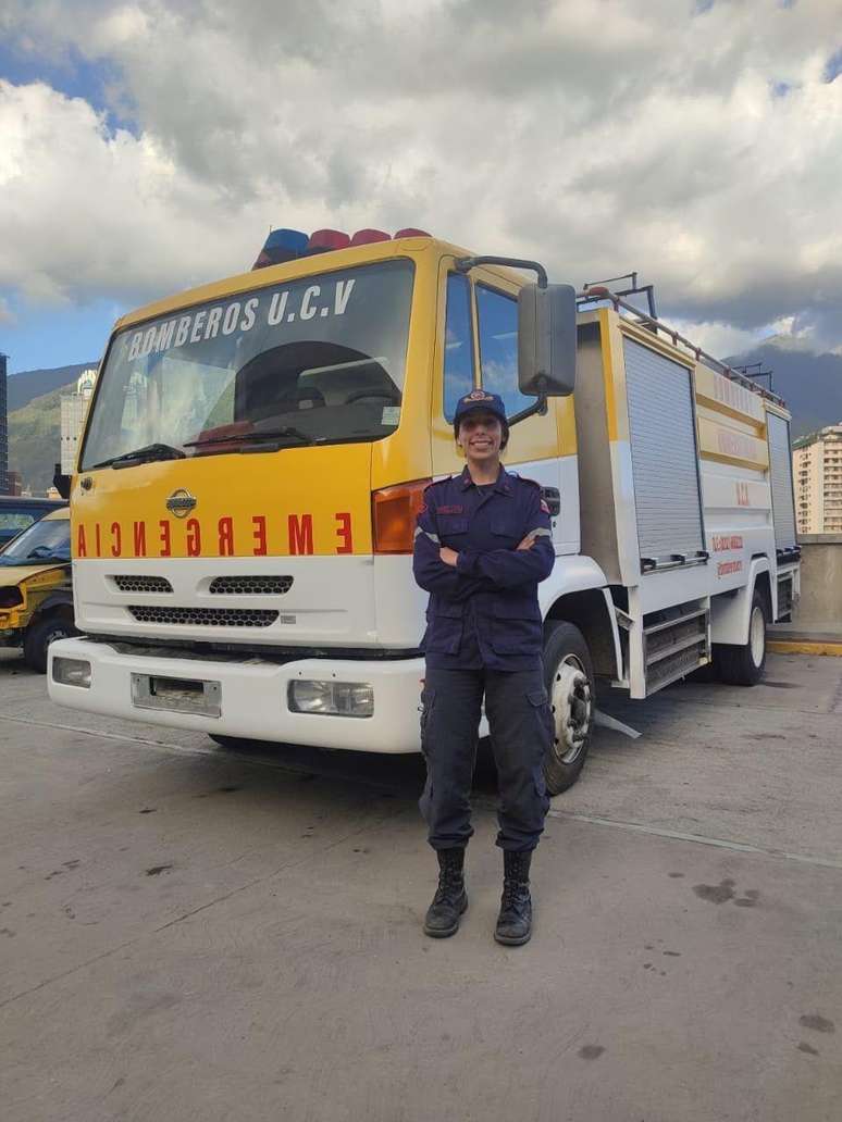 Daniela Villarroel integra o Corpo de Bombeiros Volunt&aacute;rios da Universidade Central da Venezuela (UCV)
