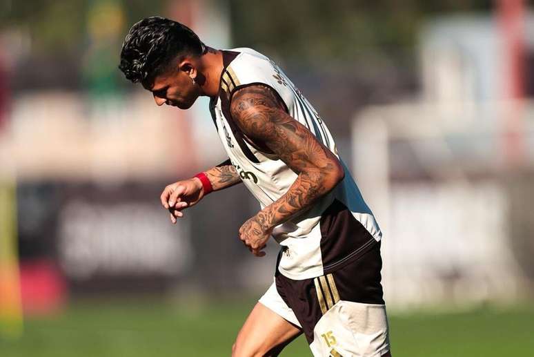Carrascal de volta ao Fla ap&oacute;s cumprir tr&ecirc;s jogos de puni&ccedil;&atilde;o &ndash;
