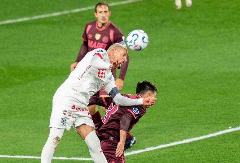 Cienciano foi derrotado por 2 a 0 pelo Lan&uacute;s no jogo de ida em Buenos Aires &ndash;