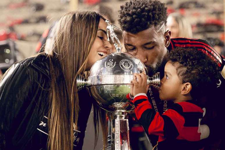 Emerson Royal celebra conquista da Libertadores com os familiares &ndash;