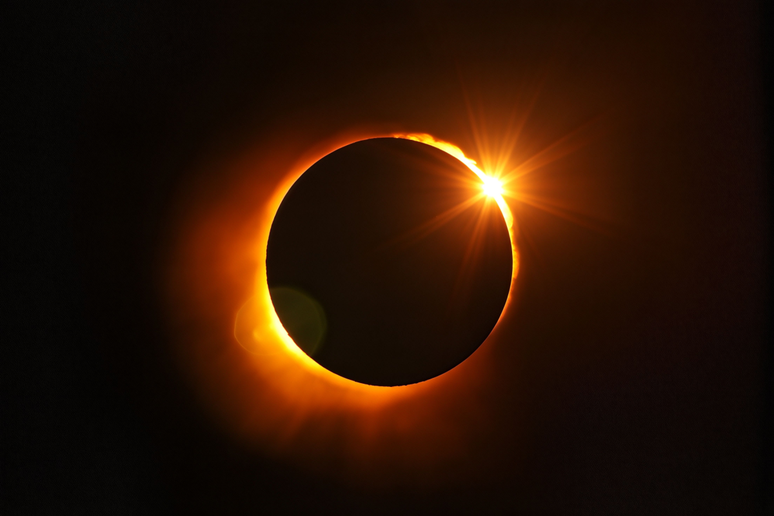 O Eclipse Solar em Le&atilde;o marcar&aacute; um per&iacute;odo prop&iacute;cio para novos projetos, express&atilde;o pessoal e reflex&otilde;es sobre autenticidade 