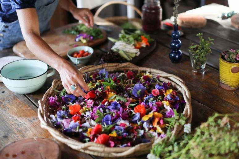 Existem centenas de esp&eacute;cies de flores comest&iacute;veis no mundo, mas apenas algumas fazem parte da cozinha tradicional ou s&atilde;o cultivadas com fins gastron&ocirc;micos