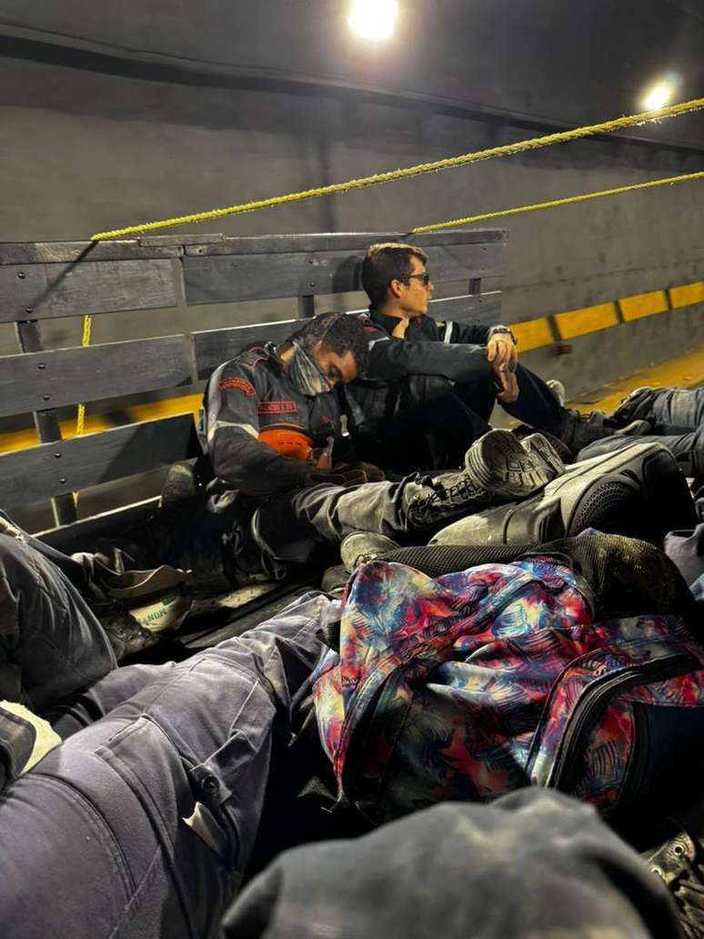 Um dos colegas de Daniela Villarroel dorme no caminh&atilde;o durante a volta para Caracas