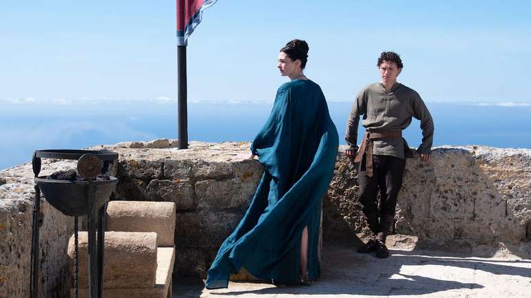 Anne Hathaway interpreta Pen&eacute;lope, mulher de Odisseu e m&atilde;e de Tel&ecirc;maco, personagem vivido por Tom Holland
