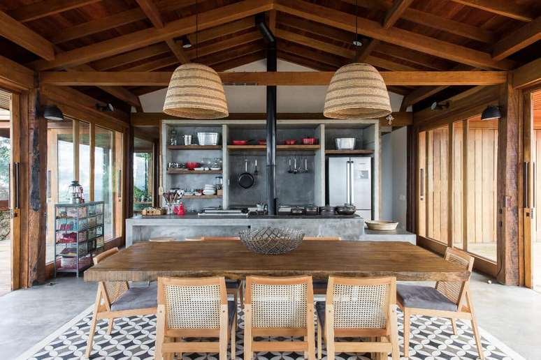 Na cozinha, a combina&ccedil;&atilde;o de pedra e madeira nos m&oacute;veis valoriza a decora&ccedil;&atilde;o r&uacute;stica 
