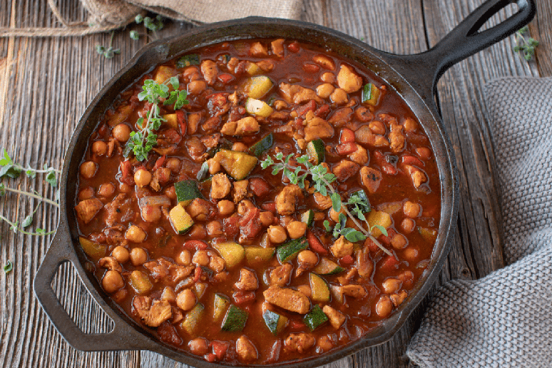 Ensopado de frango com gr&atilde;o-de-bico e legumes 
