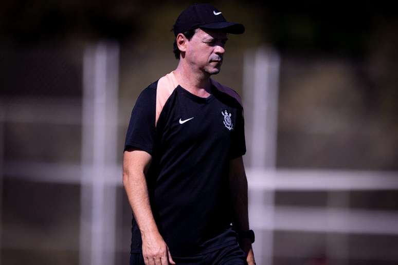 Fernando Diniz pode ter desfalque na lateral para duelo com o Athletico &ndash;
