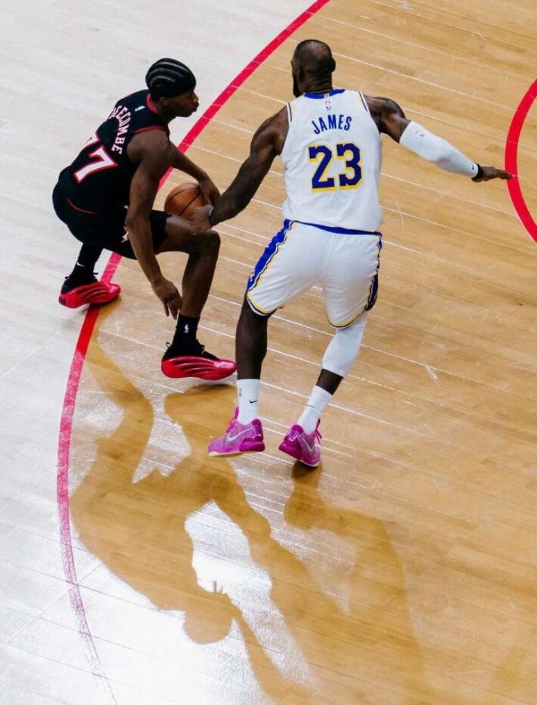 Jovem VJ Edgecombe encara marca&ccedil;&atilde;o de LeBron James em duelo entre 76ers e Lakers.