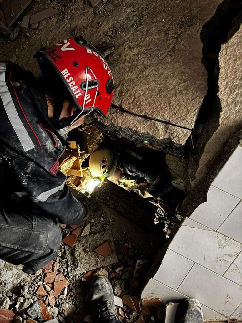 Daniela Villarroel e os colegas em uma opera&ccedil;&atilde;o de resgate em La Guaira