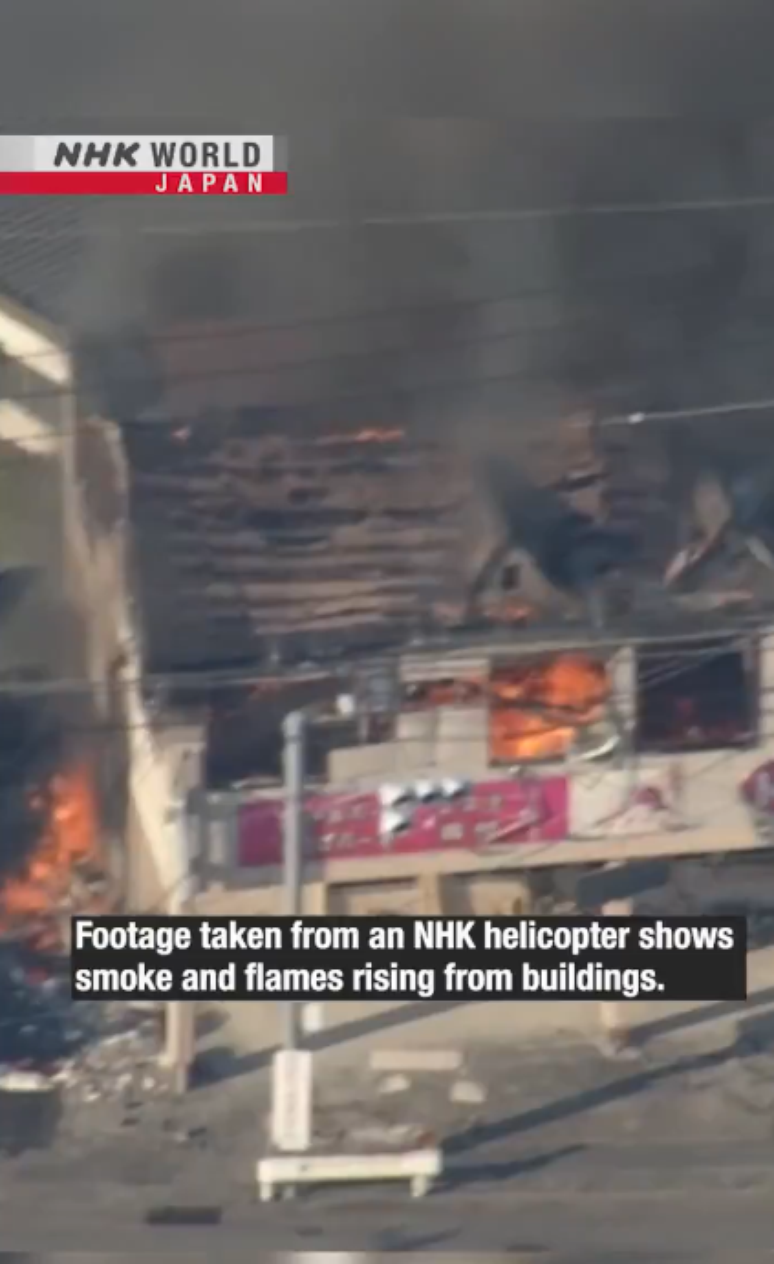 Helic&oacute;ptero da emissora NHK World mostrou pr&eacute;dios em chamas ap&oacute;s o terremoto
