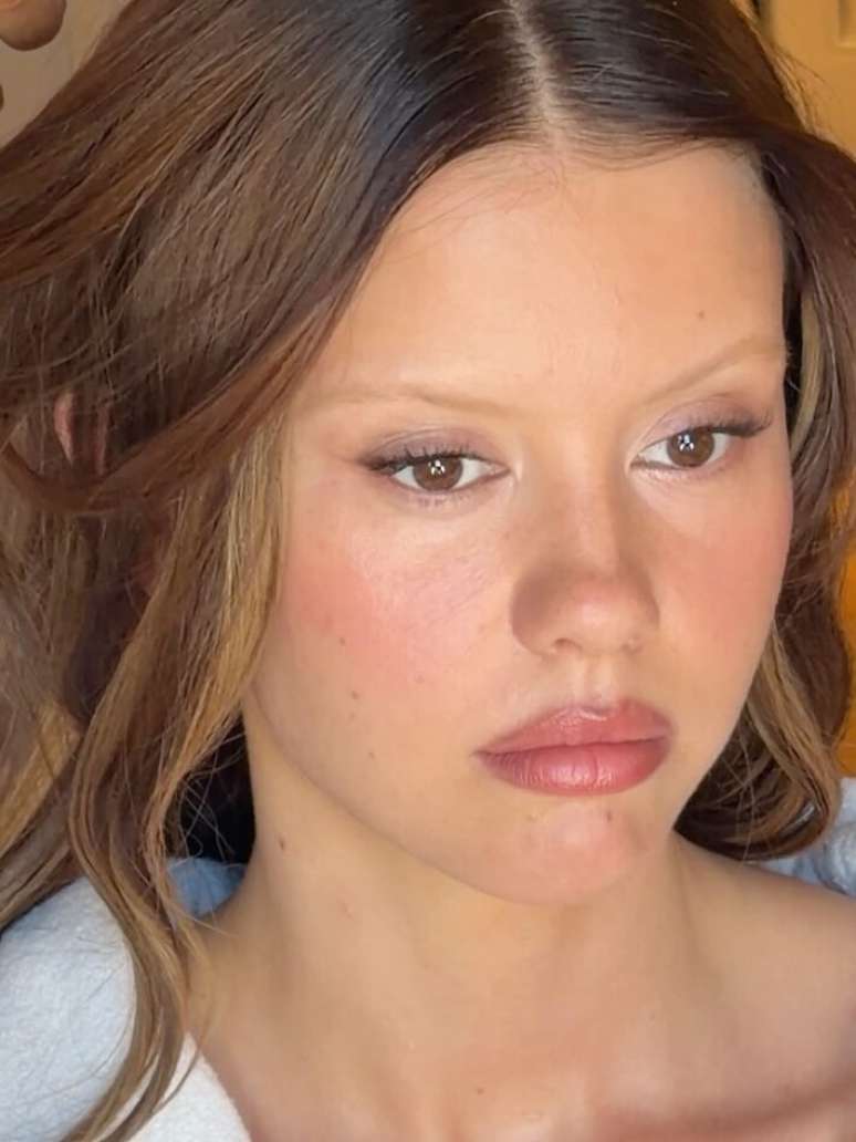 Atriz Mia Goth com o efeito 'boca Nina Park', criado pela pr&oacute;pria maquiadora, em produ&ccedil;&atilde;o de divulga&ccedil;&atilde;o do filme 'A Odisseia'