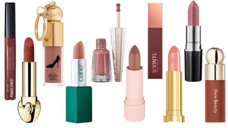Sugest&otilde;es para apostar nesta temporada: Batom L&iacute;quido Matte Glitter Effect Avon Power Stay, cor Nude Iluminado (R$ 49,99); Batom Rouge G Velvet Guerlain, cor 234 (a partir de R$ 270); Batom L&iacute;quido Cremoso O Diabo Veste Prada Fashion Icon Eudora, cor Caramel (R$ 74,99); Batom High Clean CARE Natural Beauty, cor Soft Nude (R$ 159); Batom L&iacute;quido Stunna Lip Paint Fenty Beauty, cor Uncuffed (R$ 205); Batom Bala Ela &Eacute; Vizzela, cor Delicada (R$ 29,90); Batom Vin&iacute;lico Bruna Tavares, cor L&iacute;via (R$ 79); Batom Satin Carolina Herrera, cor 340 (a partir de R$ 237); Batom Hidratante Brilhante Lustreglass Sheer-Shine MAC Cosmetics, cor Syrup (R$ 139); Batom L&iacute;iquido Soft Pinch Tinted Lip Oil Mini Rare Beauty, cor Honesty (R$ 119)