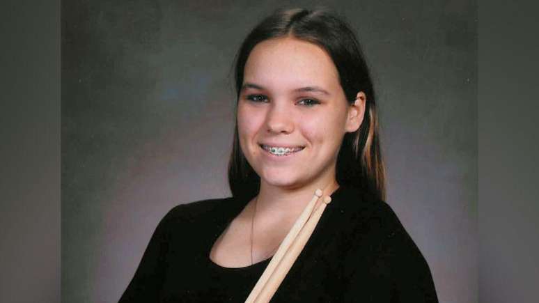 Aos 14 anos, Taylor diz que era muito baixinha e usava aparelho nos dentes