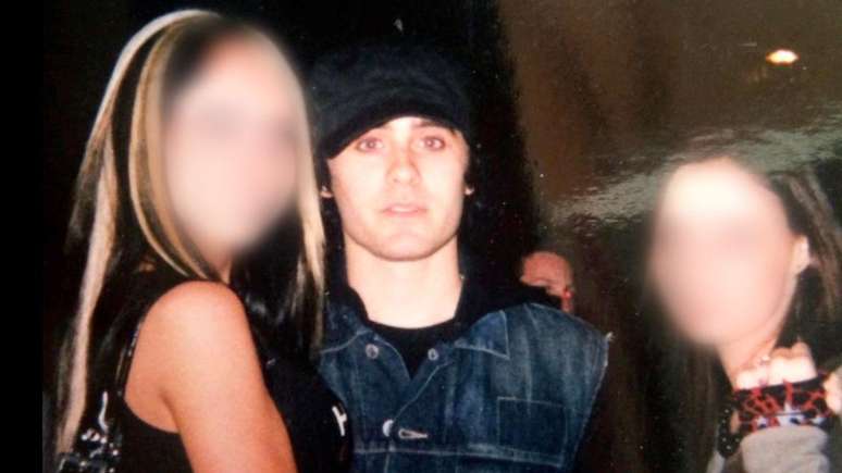 Clara &mdash; &agrave; esquerda, com Leto e um amigo &mdash; diz que o ator fez sexo com ela quando ela era menor de idade