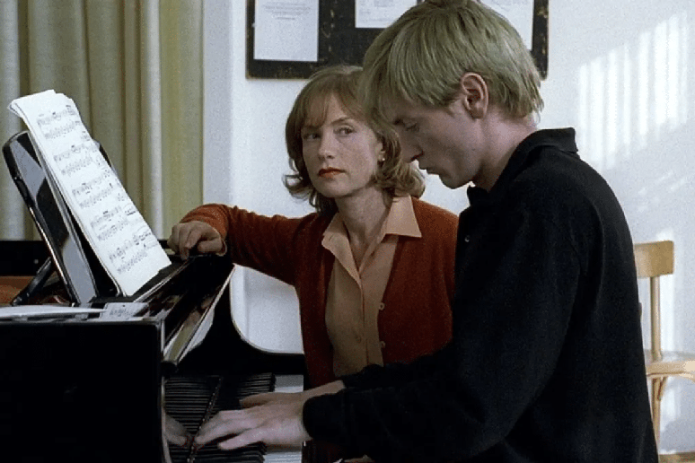 Em &ldquo;A Professora de Piano&rdquo;, uma respeitada pianista v&ecirc; sua rotina mudar quando um novo aluno desperta seus desejos 