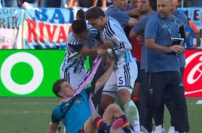 Reprodu&ccedil;&atilde;o de v&iacute;deo - Legenda: Paredes agride Gavi depois do apito final da decis&atilde;o entre Espanha e Argentina