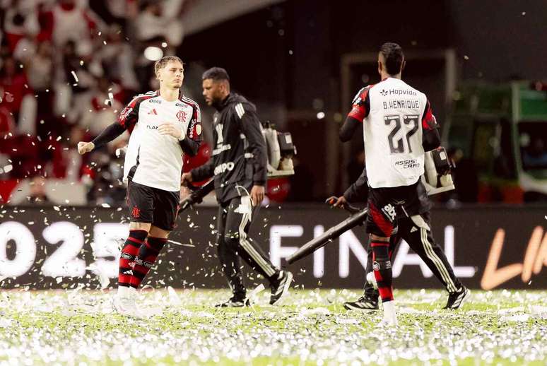 Funcion&aacute;rios fazem a limpeza do gramado do Beira-Rio enquanto jogadores aquecem &ndash;