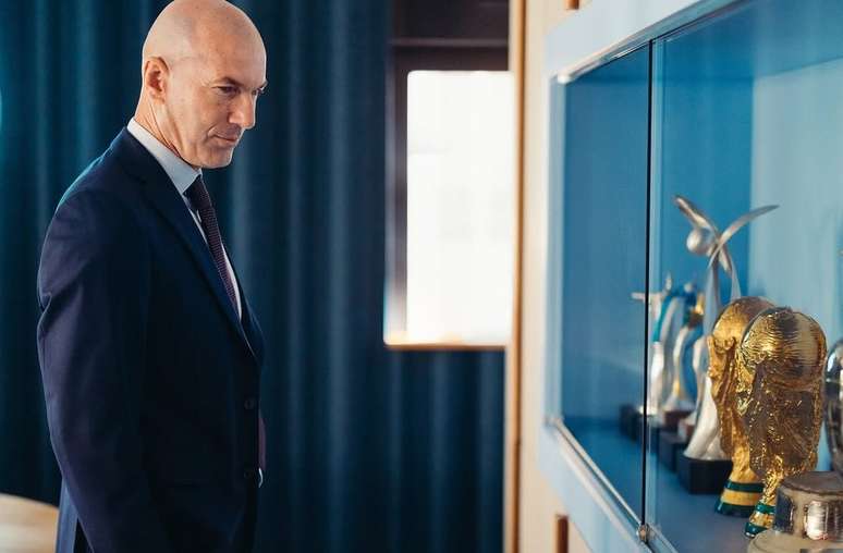 Zidane em sua apresenta&ccedil;&atilde;o oficial na sele&ccedil;&atilde;o francesa &ndash;