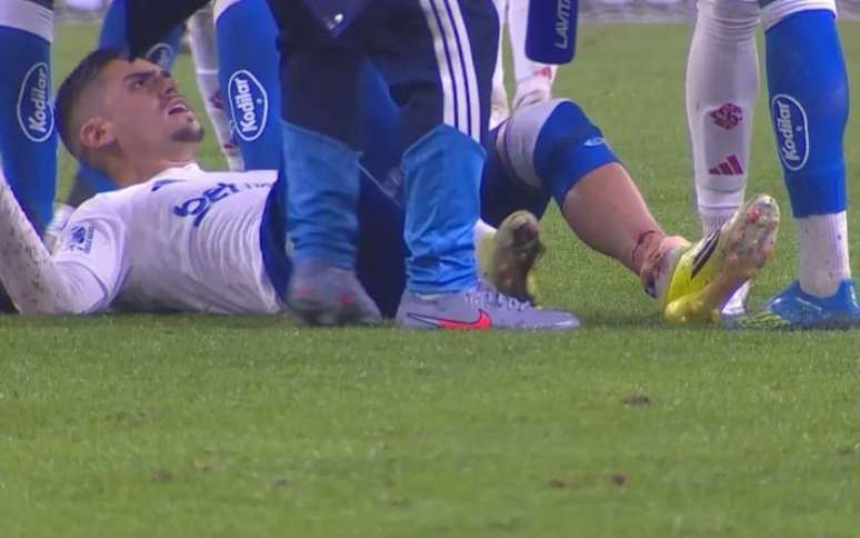 Atacante do Cruzeiro deve ficar fora de combate em tempo estimado de tr&ecirc;s a quatro meses.
