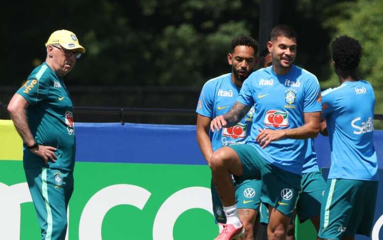 Ancelotti revelou que pretende encontrar mais opções para o meio-campo.