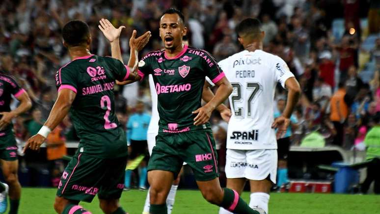 Fluminense lan&ccedil;ou uma camisa verde em homenagem ao sambista Cartola, em 2023 &ndash;