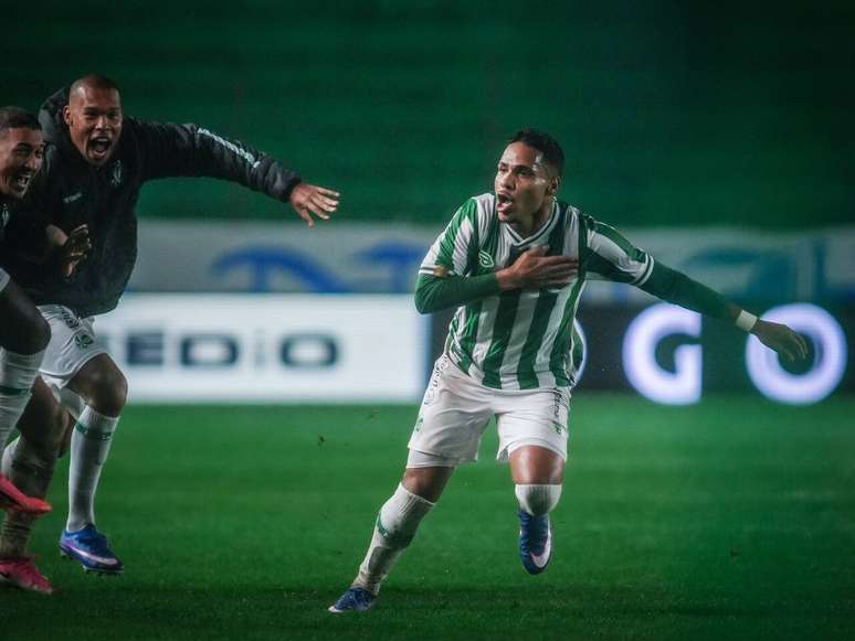 Lucas Alves comemora o gol da vit&oacute;ria do Juventude sobre o Ava&iacute; &ndash;