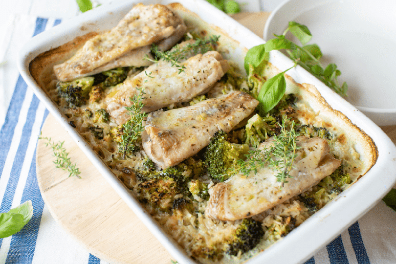 Peixe assado com arroz cremoso e br&oacute;colis 