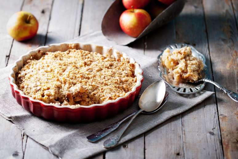 Crumble de ma&ccedil;&atilde; e aveia 