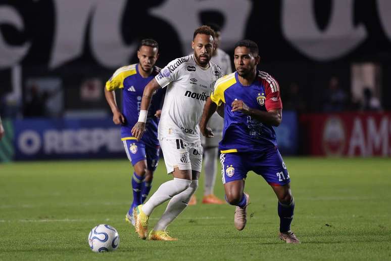 Neymar em a&ccedil;&atilde;o contra a UCV na Vila Belmiro &ndash;