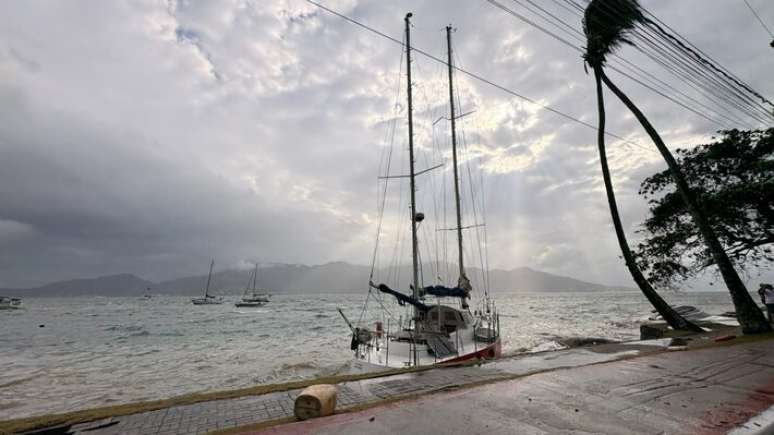 A ventania deixou barcos &agrave; deriva no Canal de S&atilde;o Sebasti&atilde;o.